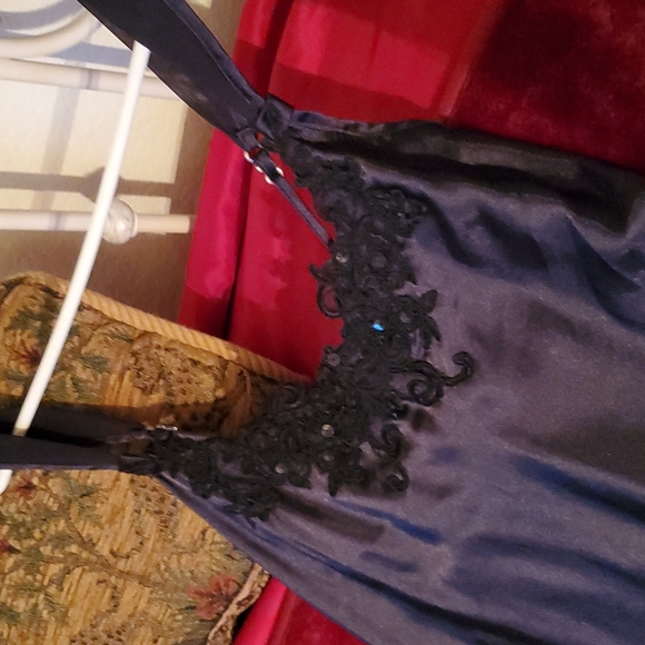 Long black nighty - Picture 2 of 3